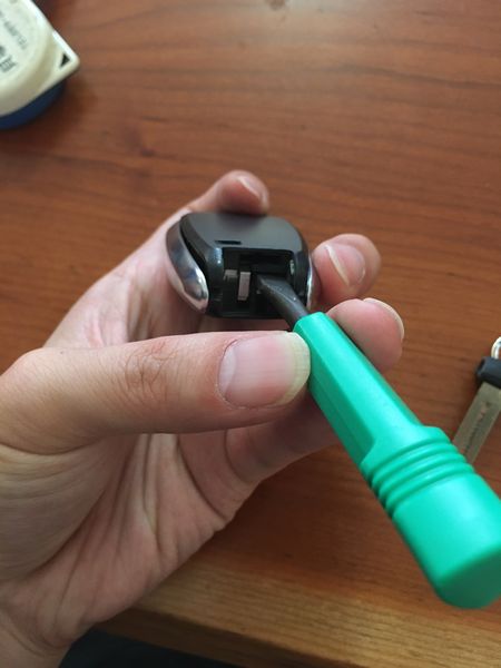 【写真で分かる】スバル車 スマートキーのボタン電池の交換方法は？