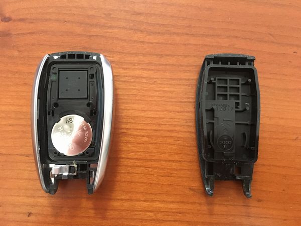 【写真で分かる】スバル車 スマートキーのボタン電池の交換方法は？